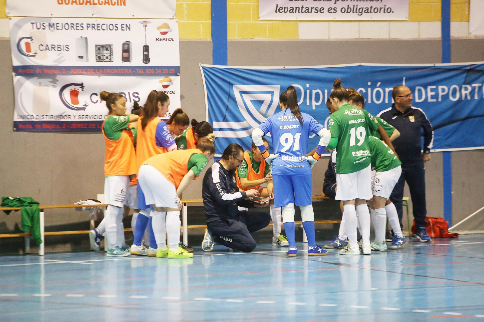 Andrés Sánchez  da instrucciones a sus jugadores en el partido del pasado sábado contra el AD Zaragoza.