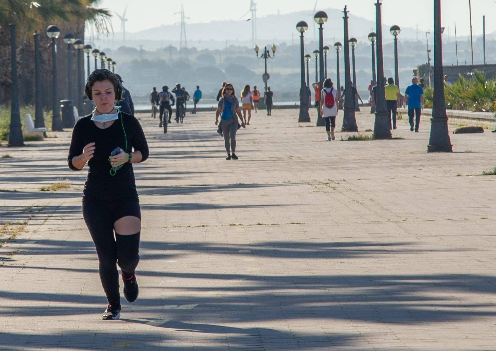 Deportistas en el paseo marítimo a primera hora de la mañana del sábado