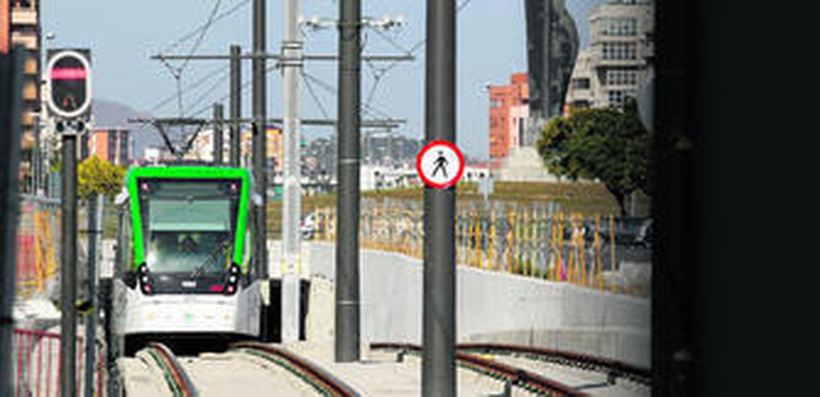 Pasajeros bajan en una estación del Metro de Málaga.