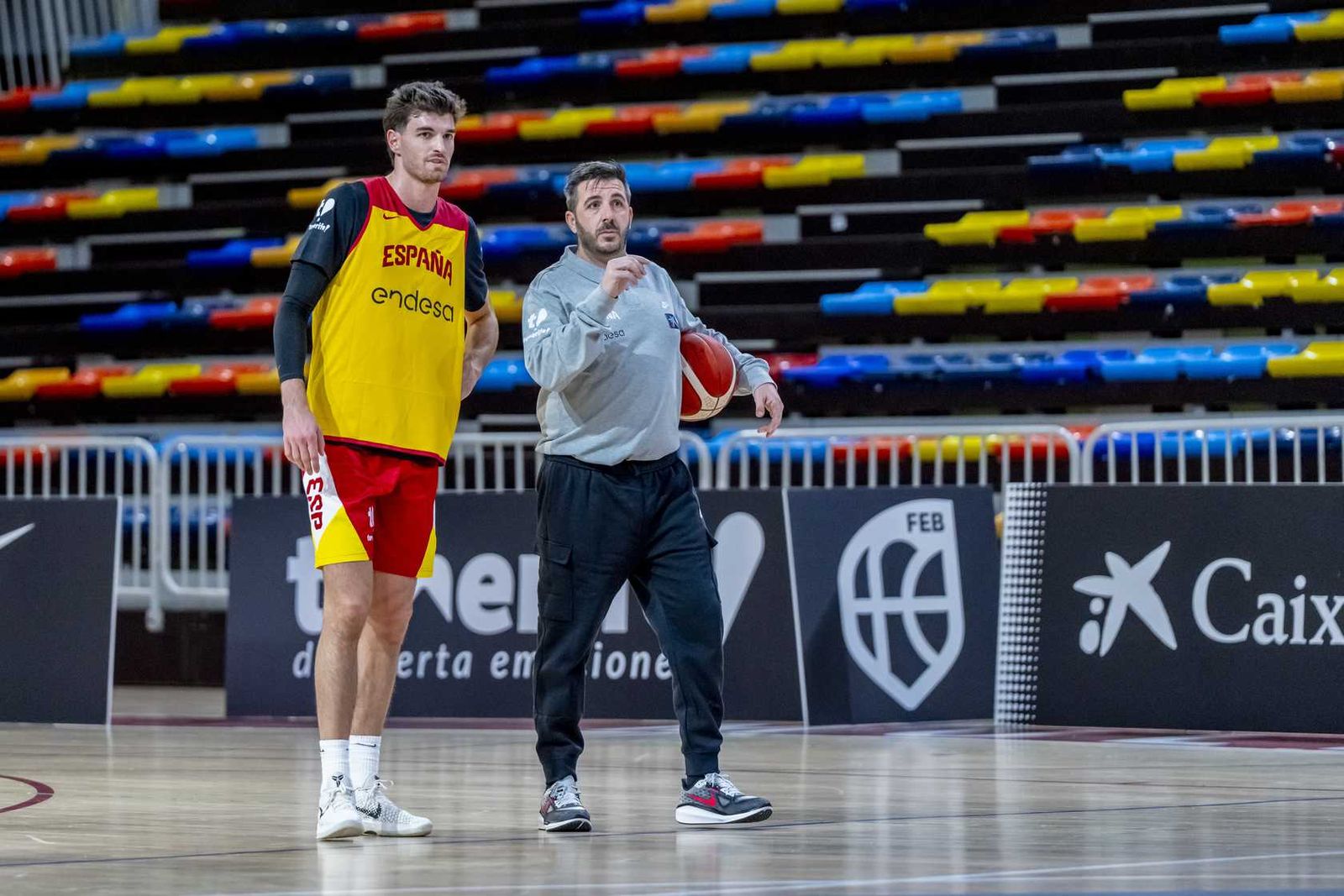 Alberto Díaz, Francis Alonso y Paco Aurioles, en la primera España de Chus Mateo
