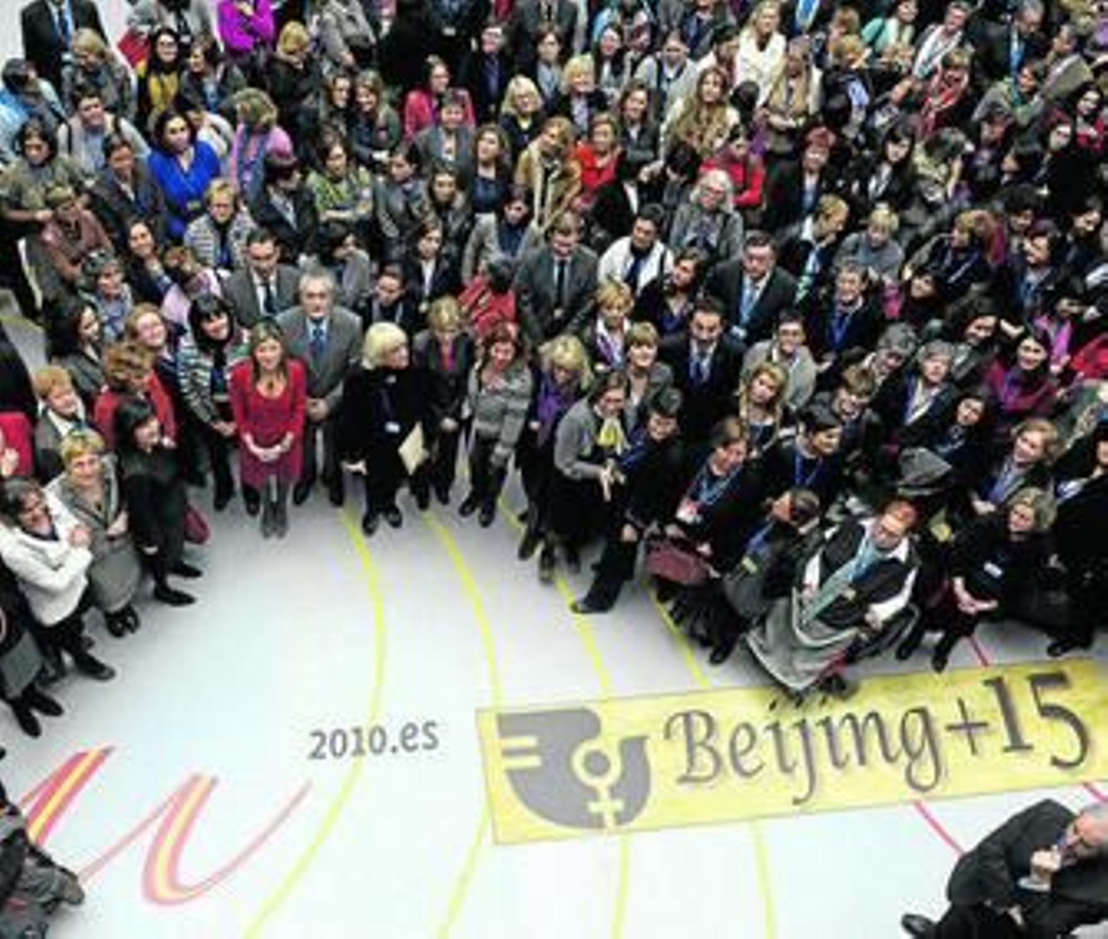 Foto de familia tomada ayer a la hora del desayuno en el patio del Palacio de Congresos.
