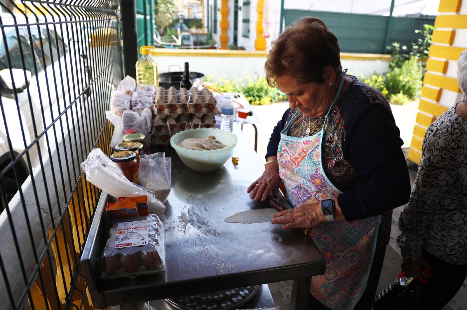 Imágenes de la elaboración de dulces de Cuaresma por los vecinos del Barrio Obrero