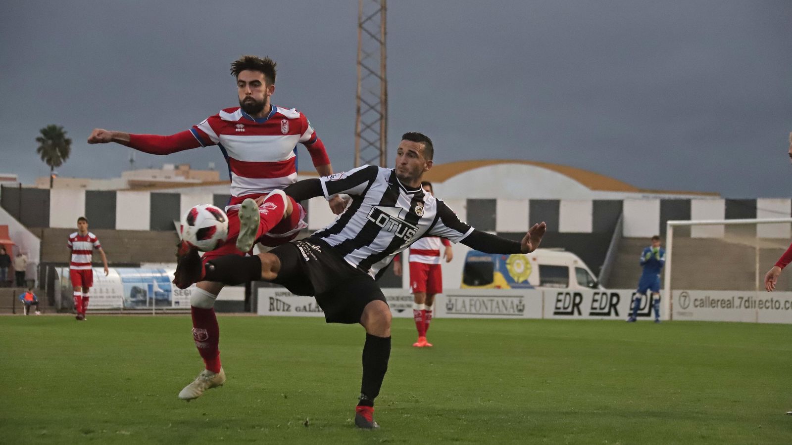 El rojiblanco Héctor, en acción en el último partido del Recreativo ante la Balona.