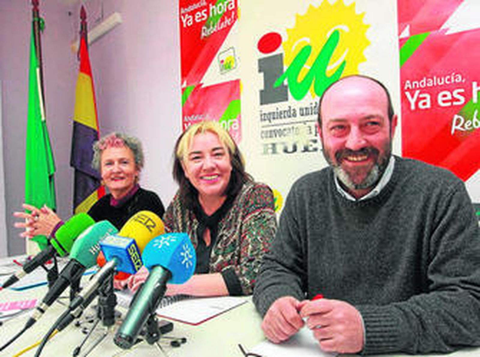 Pepa Beiras, Marga Ferrer y Pedro Jiménez, ayer, en la sede de IU.