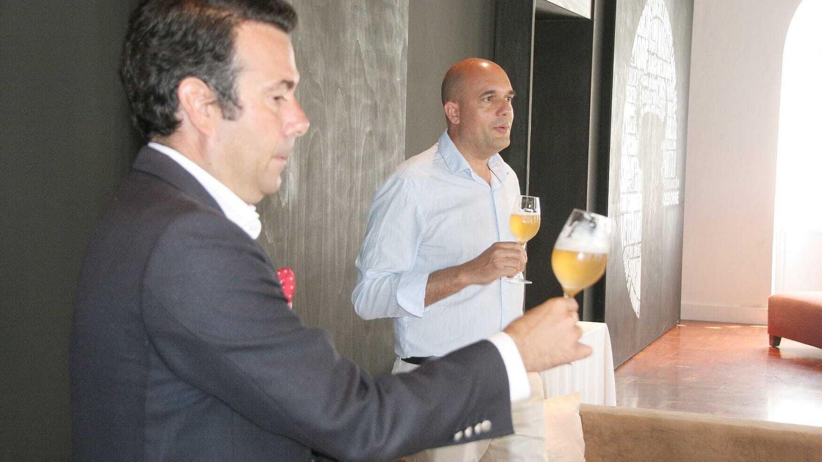El director de la Fundación Osborne y el director general de Cerveza Mica en otro momento de la presentación.