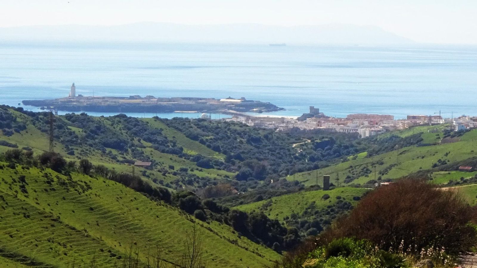 Panorámica de la cuenca del río Angorrilla, con Tarifa al fondo.