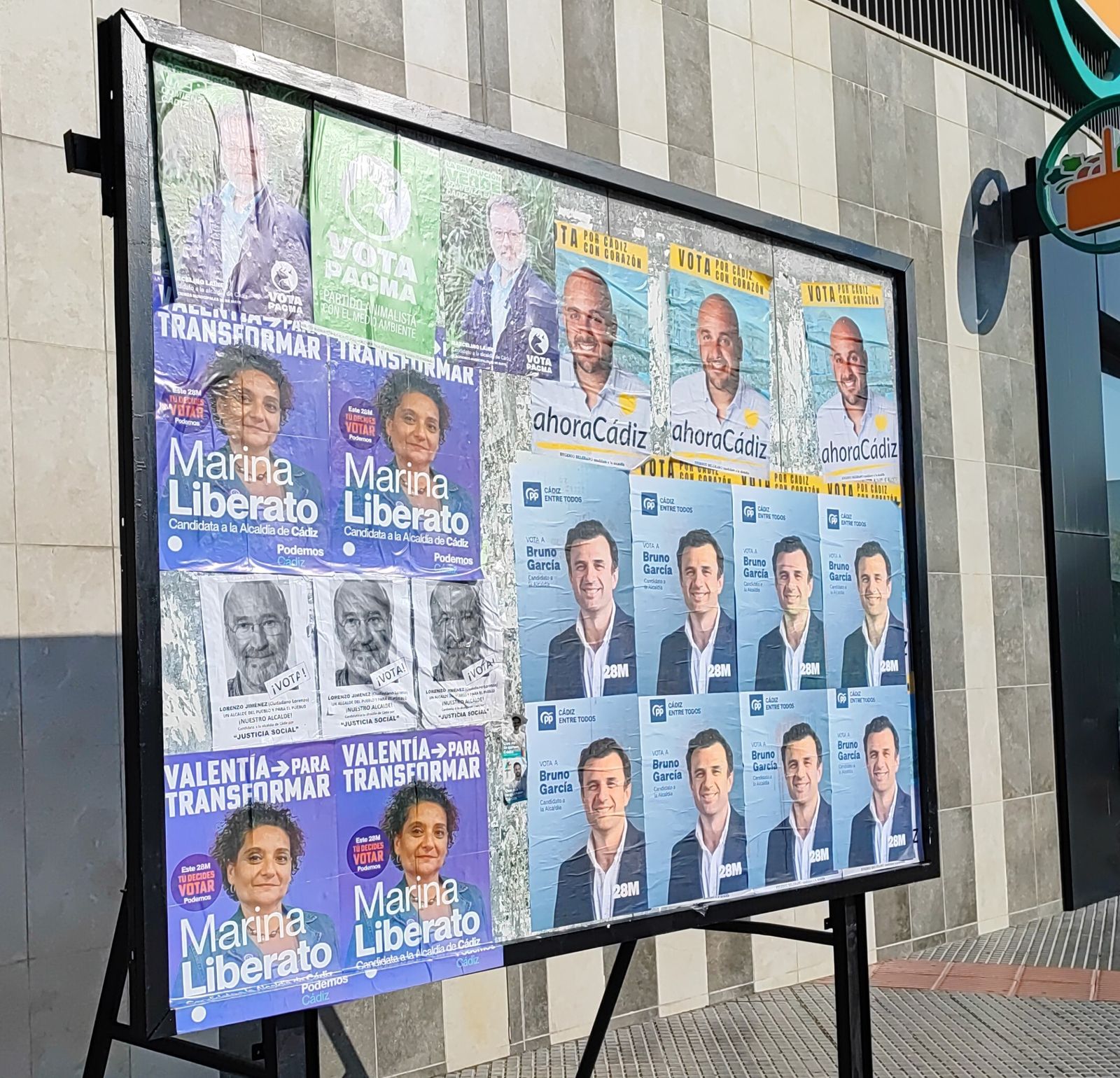 Carteles de diferentes partidos ocupan el espacio concedido a Ciudadanos.