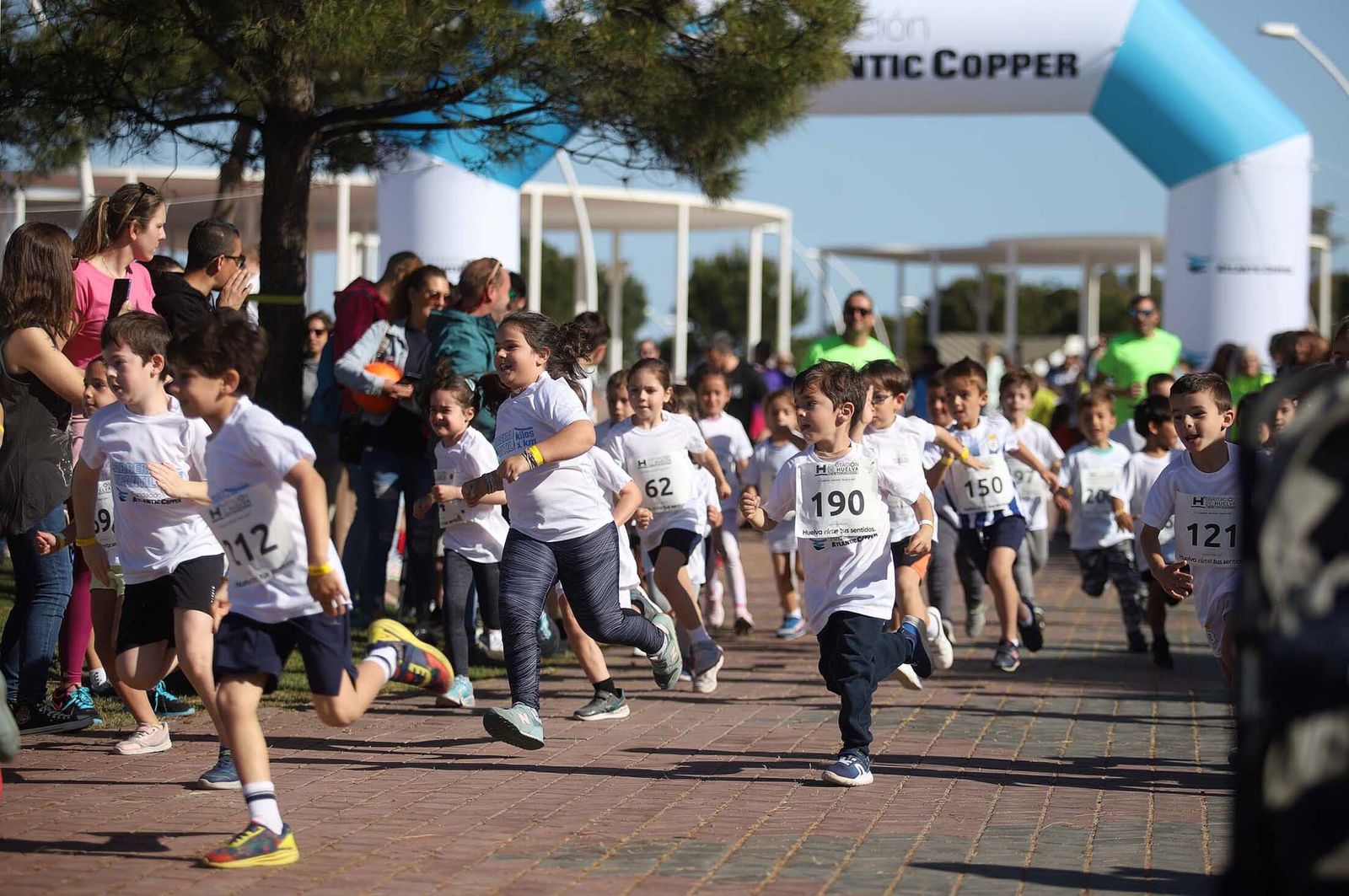 Imágenes de la carrera infantil previa a la "10K Puerta del Descubrimiento"