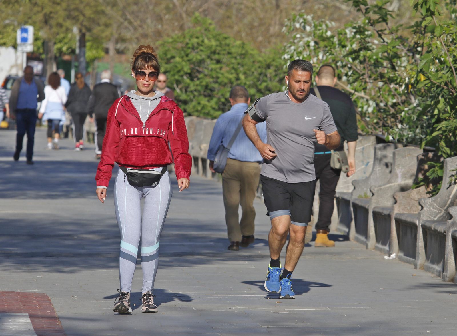 Varias personas hacen deporte en el Paseo de la Ribera.