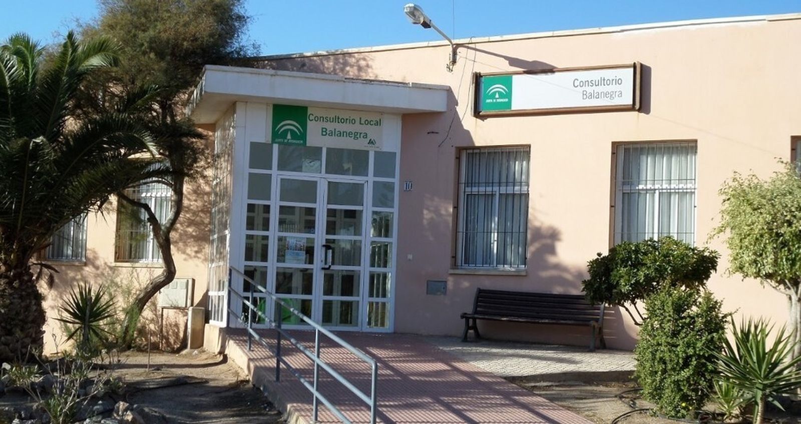 Fachada del consultorio de Balanegra.