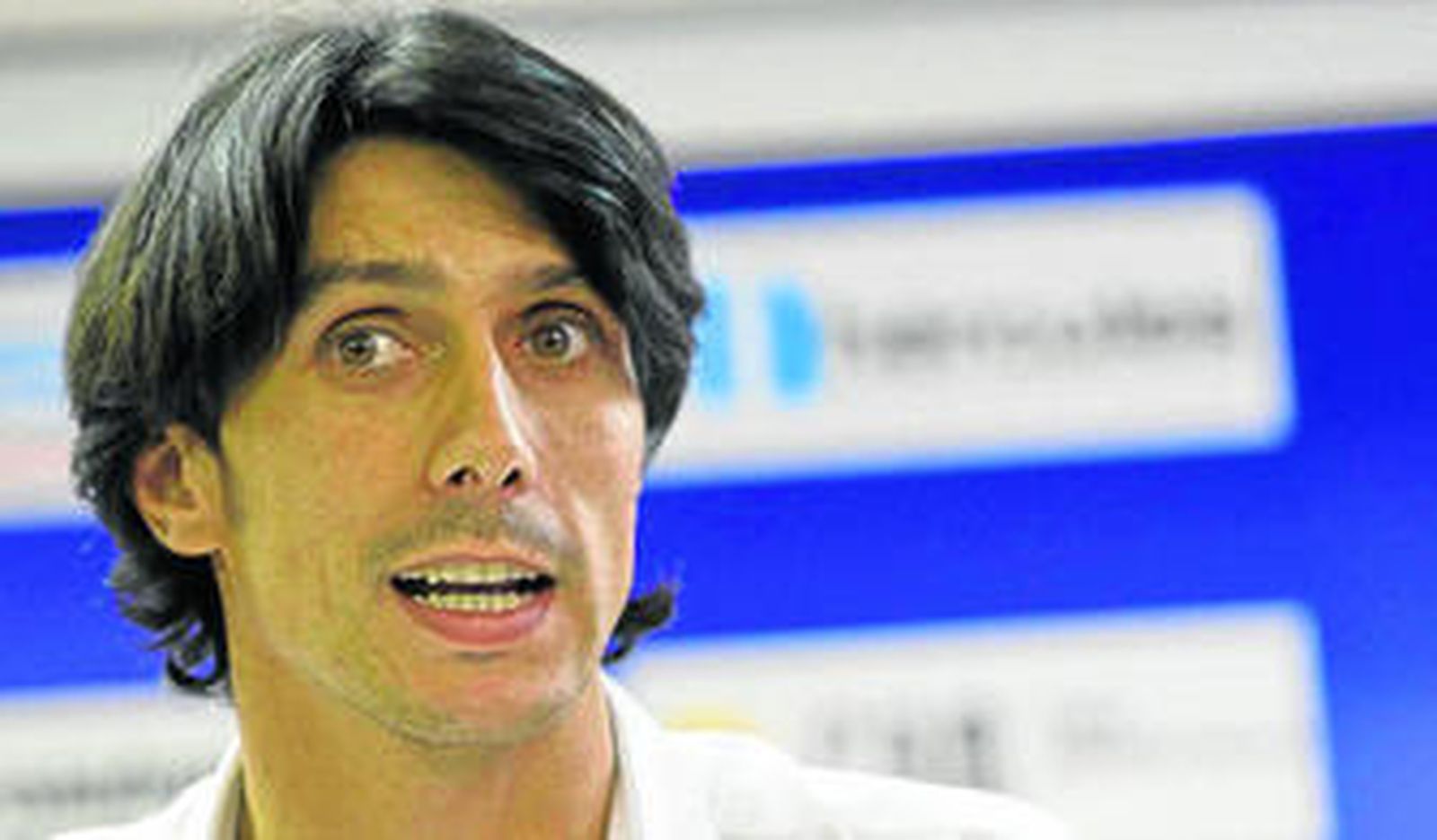 Sergio Fernández, durante una rueda de prensa en su etapa como responsable técnico del Hércules de Alicante.