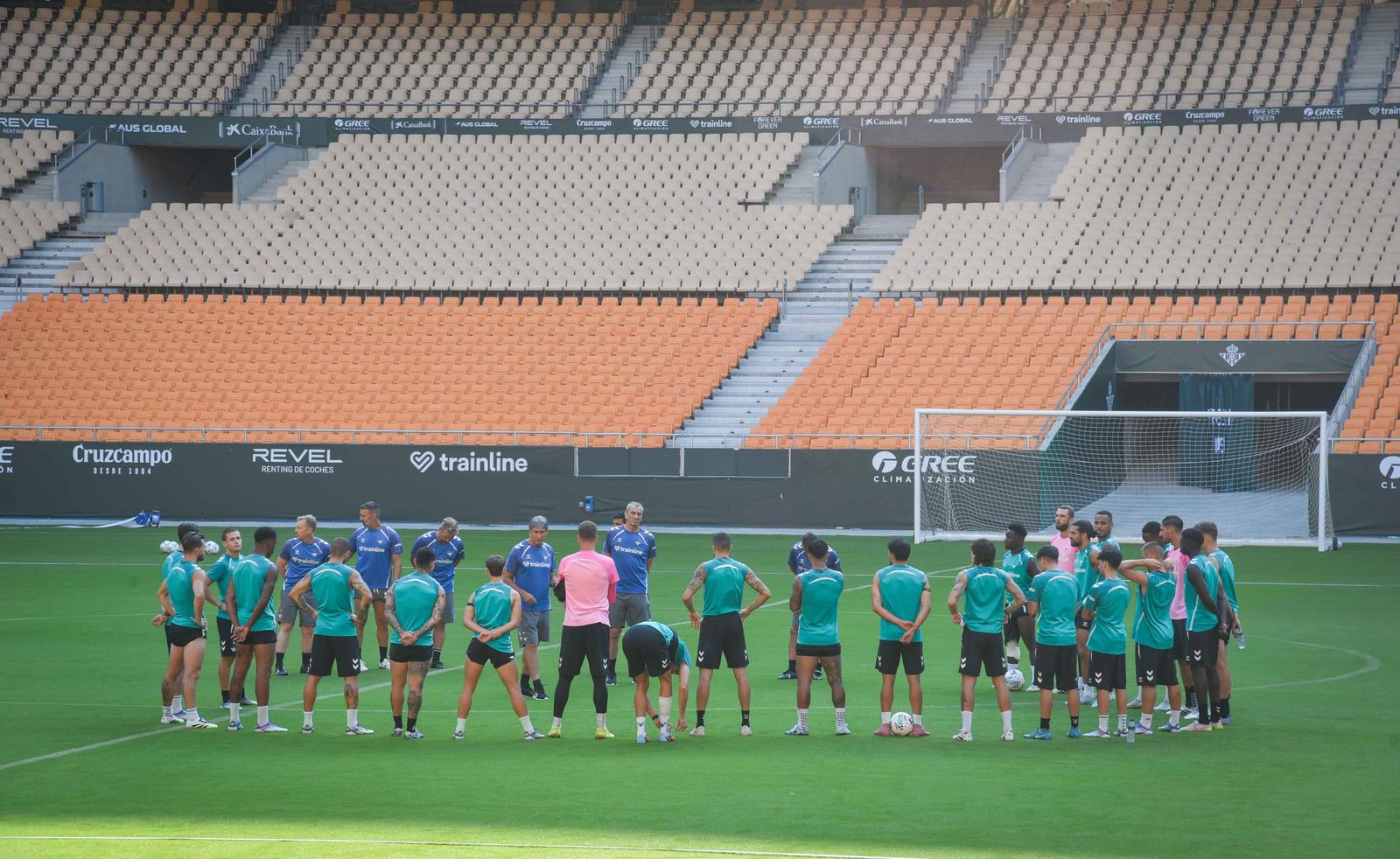 Imágenes del primer entrenamiento del Betis en el Estadio de la Cartuja