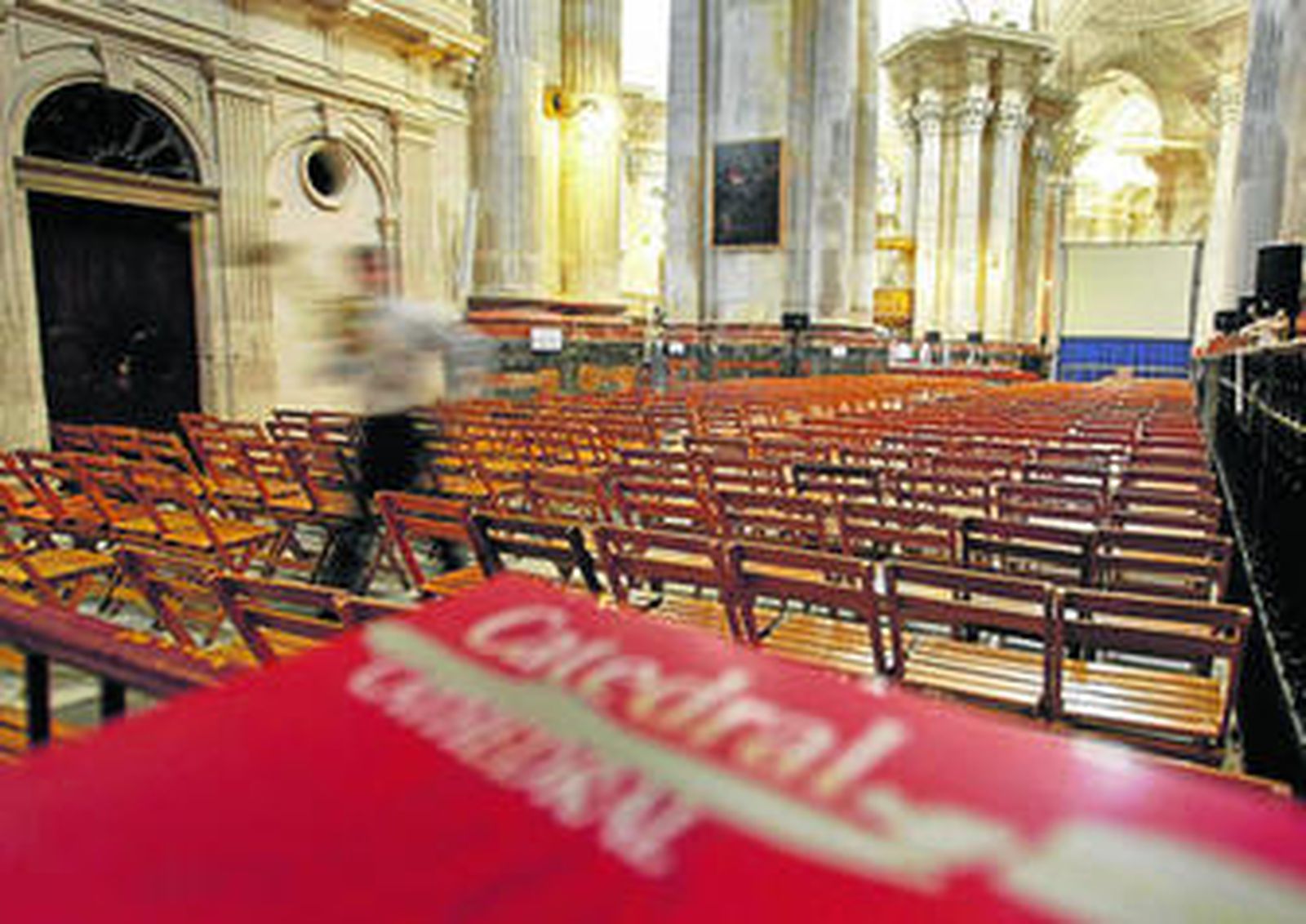 Este es el estado que presentaba en la tarde de ayer el interior de la Catedral, con todo dispuesto para la toma de posesión del nuevo obispo.