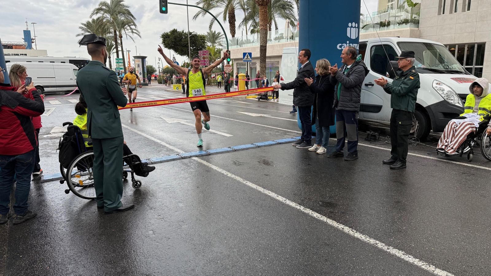 Jesús Castelar, ganador de la prueba, a su llegada a línea de meta de la II Carrera Solidaria Guardia Civil ‘Virgen del Pilar.