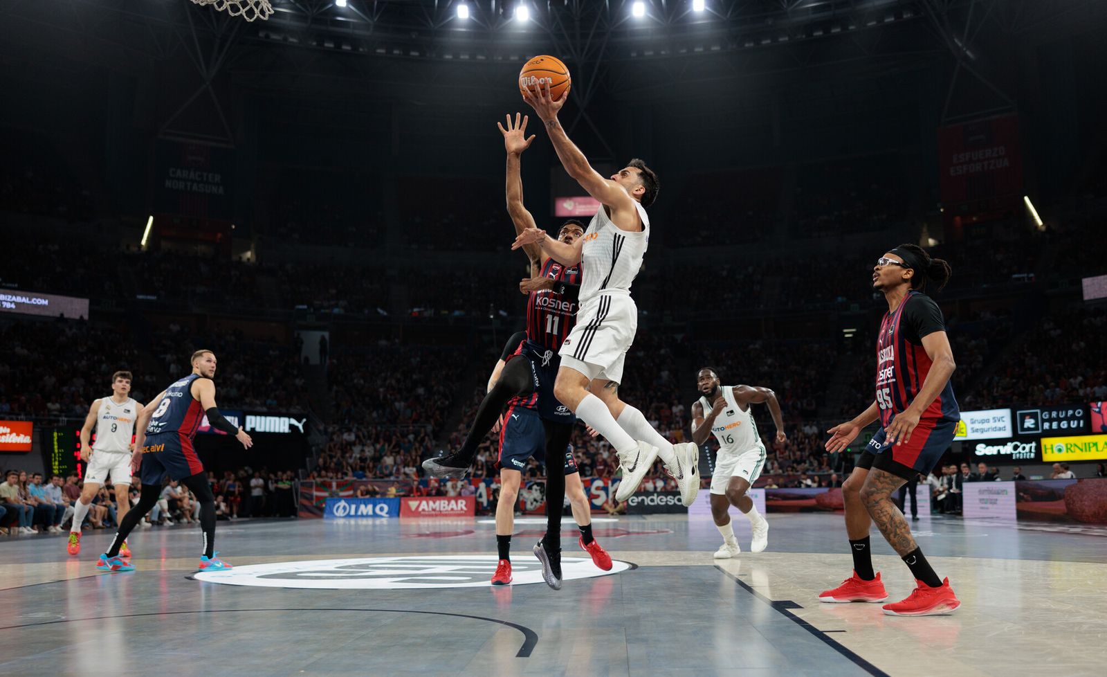 El Madrid tumba al Baskonia y espera a Unicaja o Barcelona en semifinales