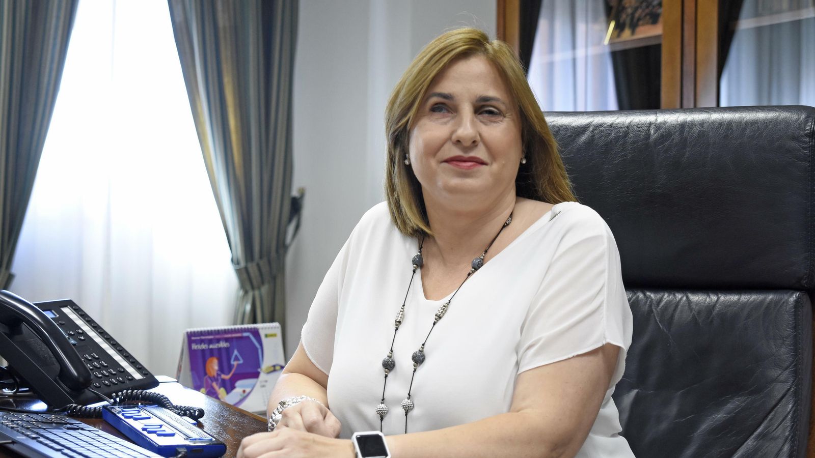 Carmen Aguilera posa en su despecho de la sede de la ONCE en Córdoba.