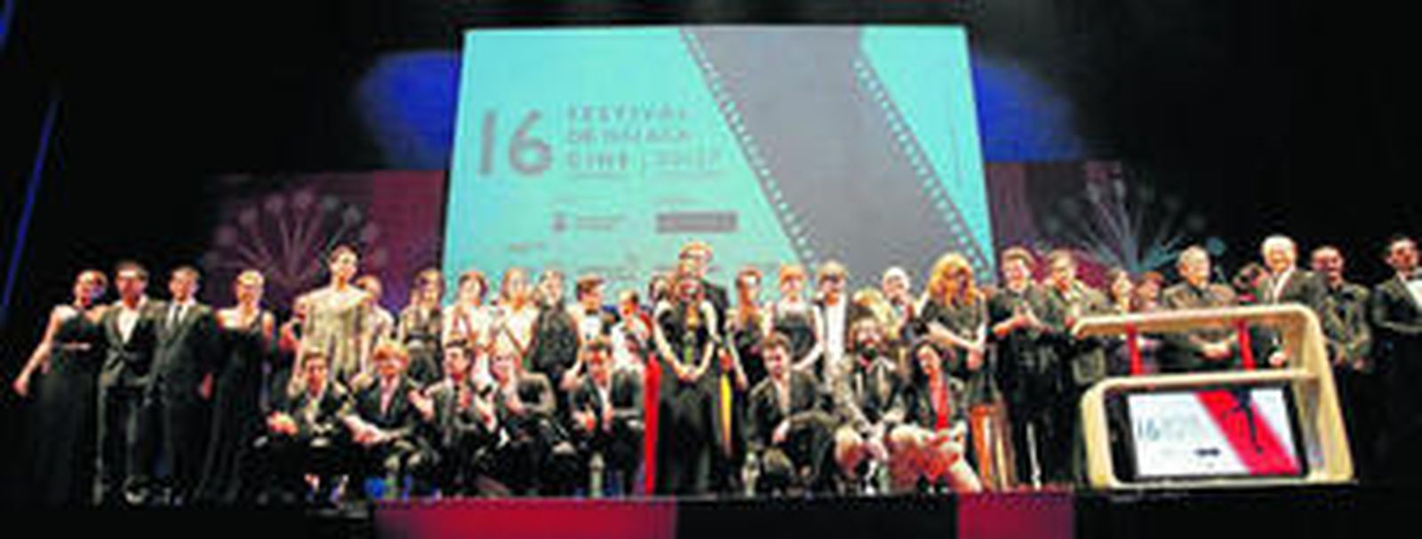 Todos los premiados en la decimosexta edición del Festival de Cine Español de Málaga, con sus Biznagas, ayer, en el Teatro Cervantes.
