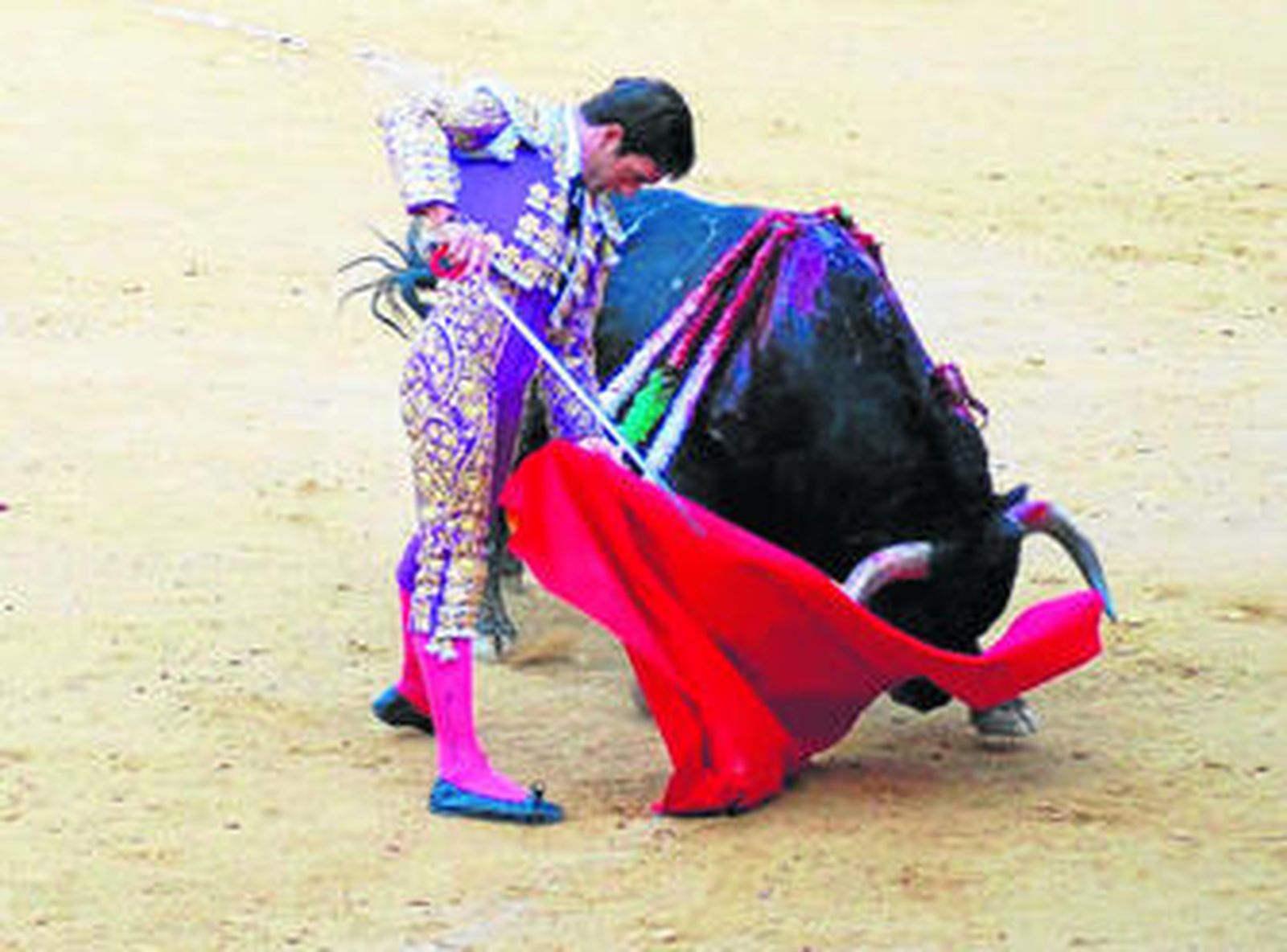 Torres Jerez toreando con un ayudado por bajo.