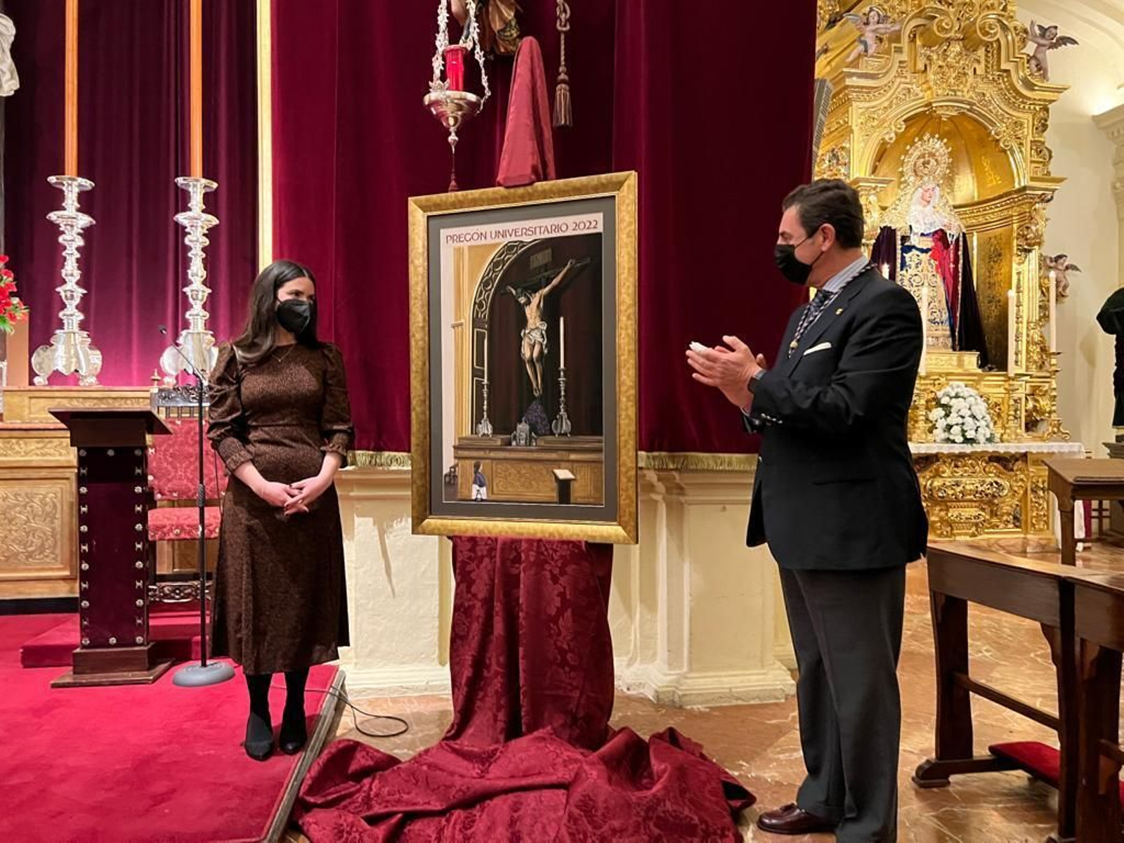 María Victoria López y el hermano mayor de los Estudiantes, Jesús Resa, junto al cartel
