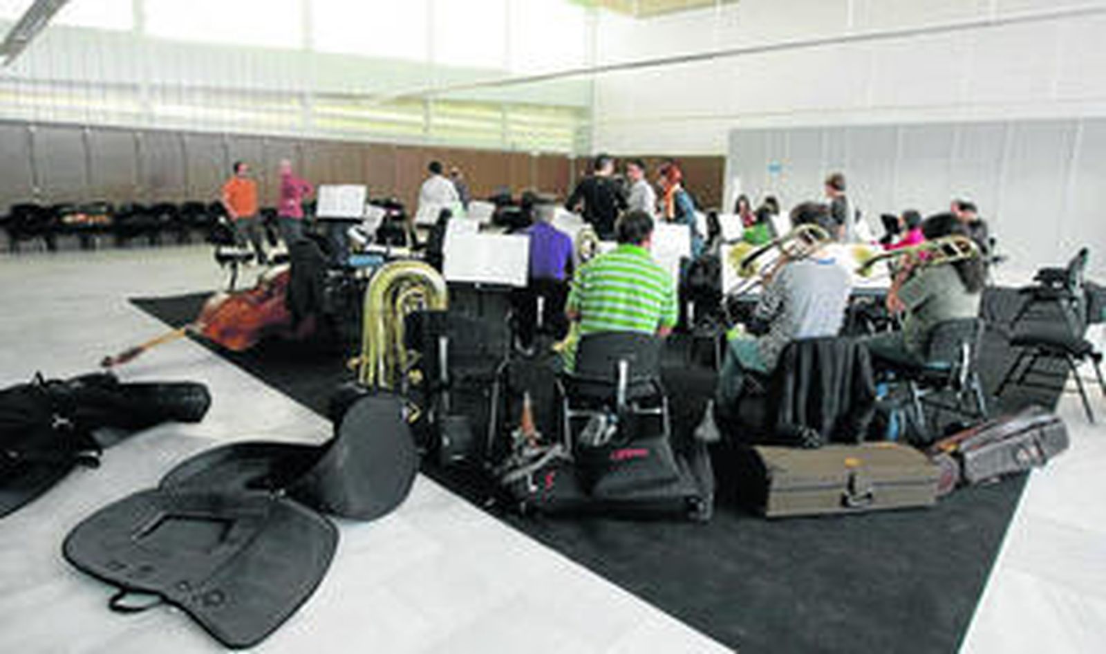 Los músicos con sus instrumentos durante el ensayo que realizaron ayer en el edificio polivalente.