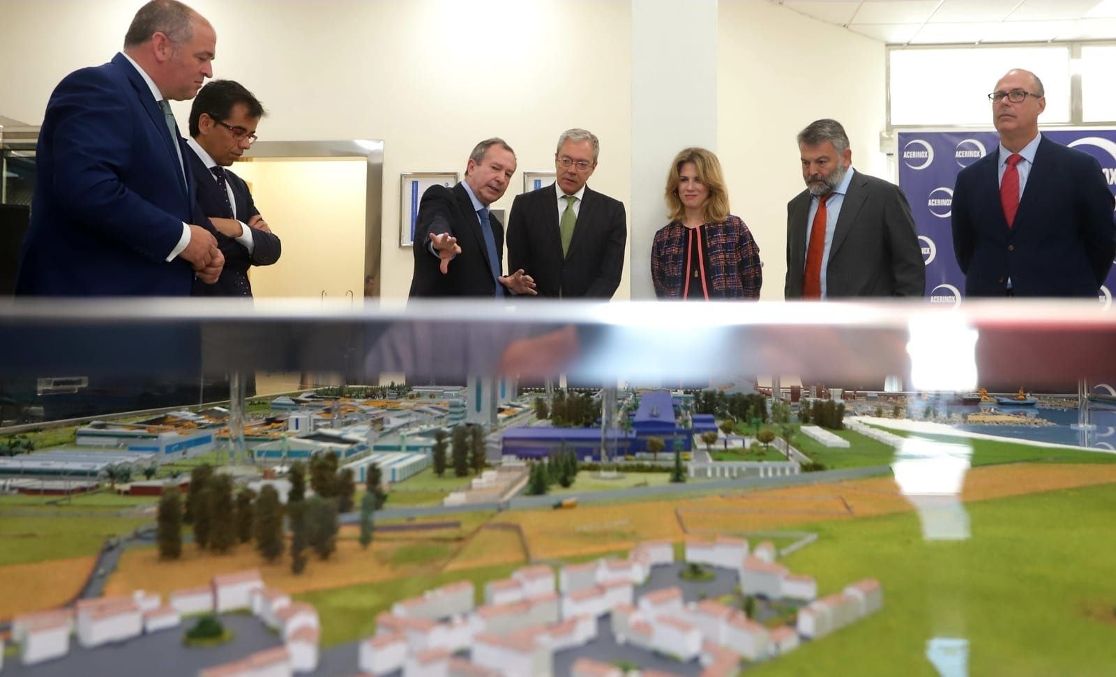 El director de Acerinox Europa, Antonio Moreno, explica los detalles de la factoría al consejero Rogelio Velasco.