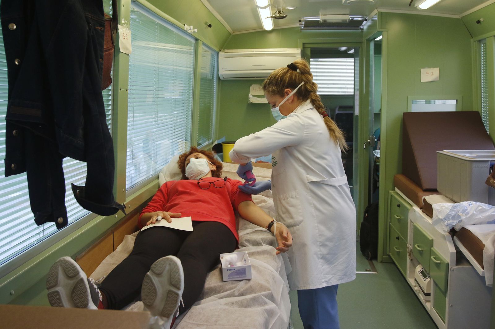Una persona dona sangre en Córdoba.