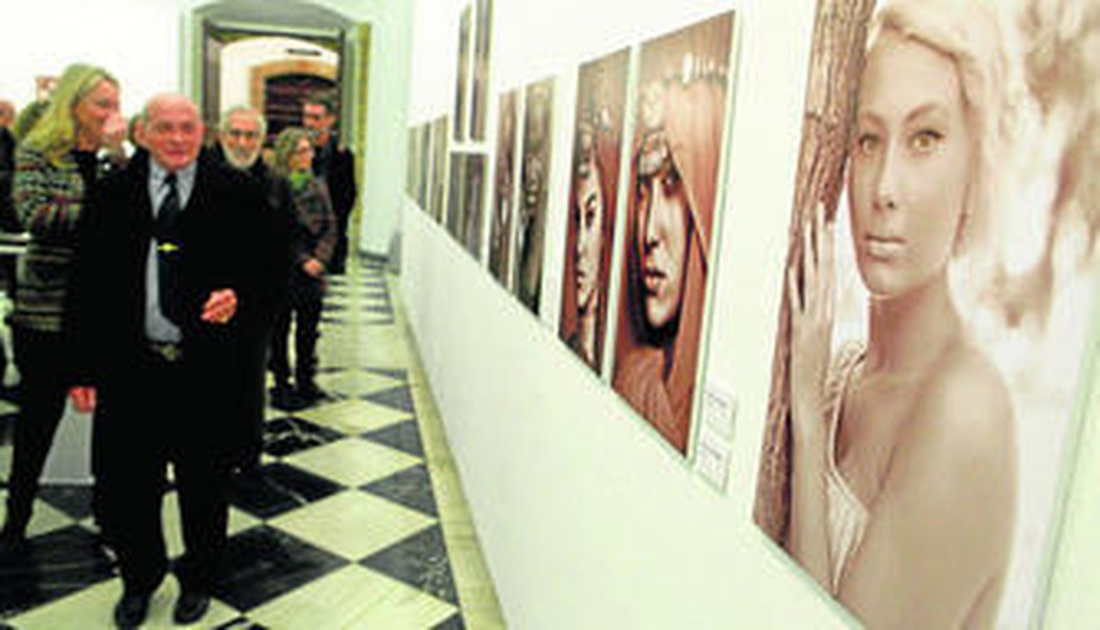 Manolo Torre guía a las autoridades durante la inauguración de la muestra.