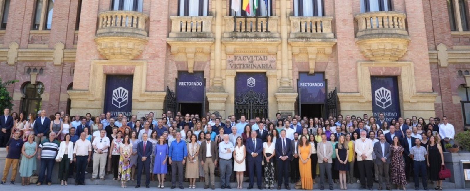 Autoridades académicas y personal de la Universidad de Córdoba.