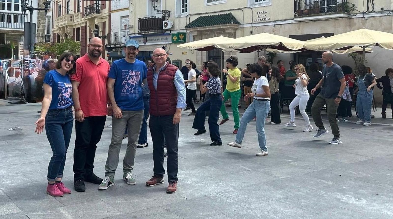 González Nieto y Javier Bello, junto a dos monitores y varios practicantes de swing.