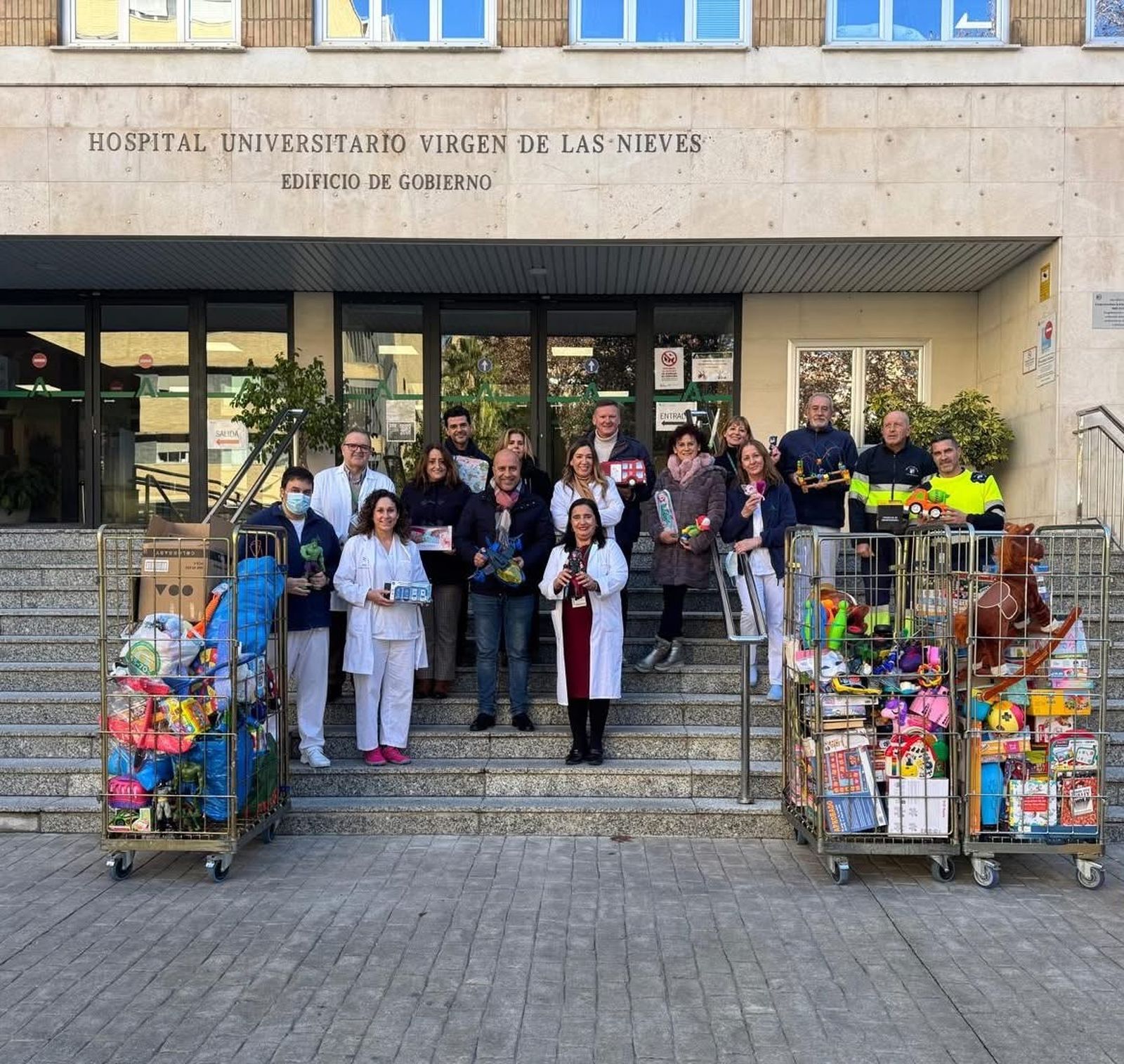 Escolares de Otura entregan juguetes a niños hospitalizados en el Virgen de las Nieves de Granada