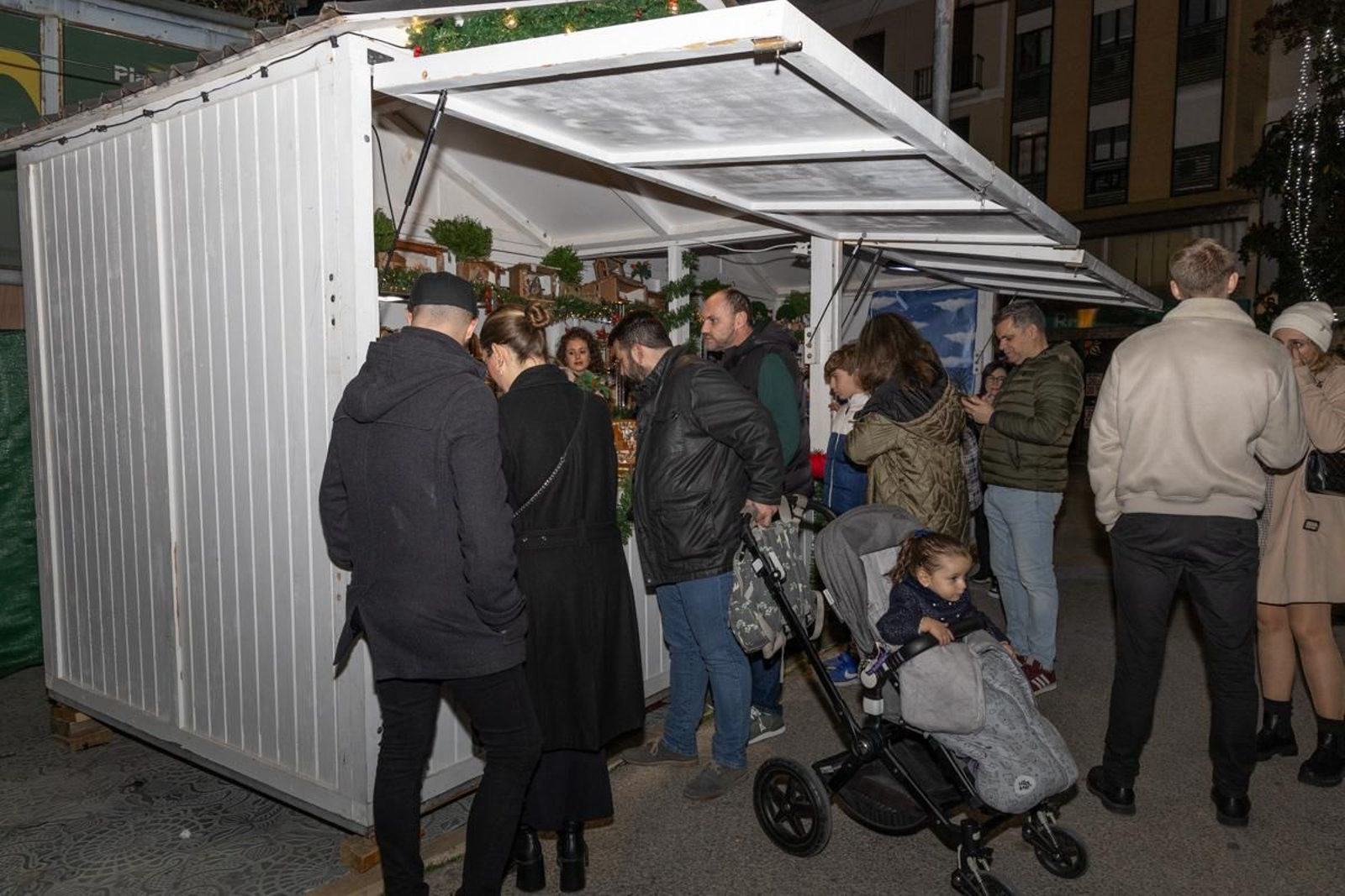 Jaén enciende su Navidad con sus habitantes echados a la calle