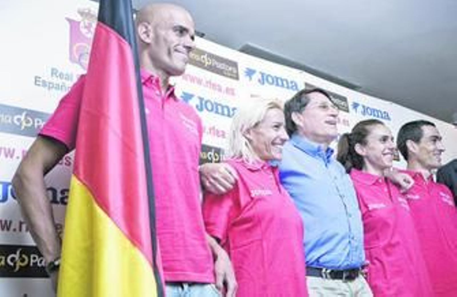José María Odriozola, junto a Reyes Estévez, Marta Domínguez, Nuria Fernández y Jesús España.
