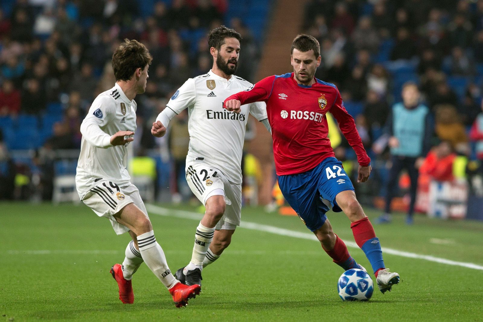 Odriozola e Isco persiguen a un jugador del CSKA.