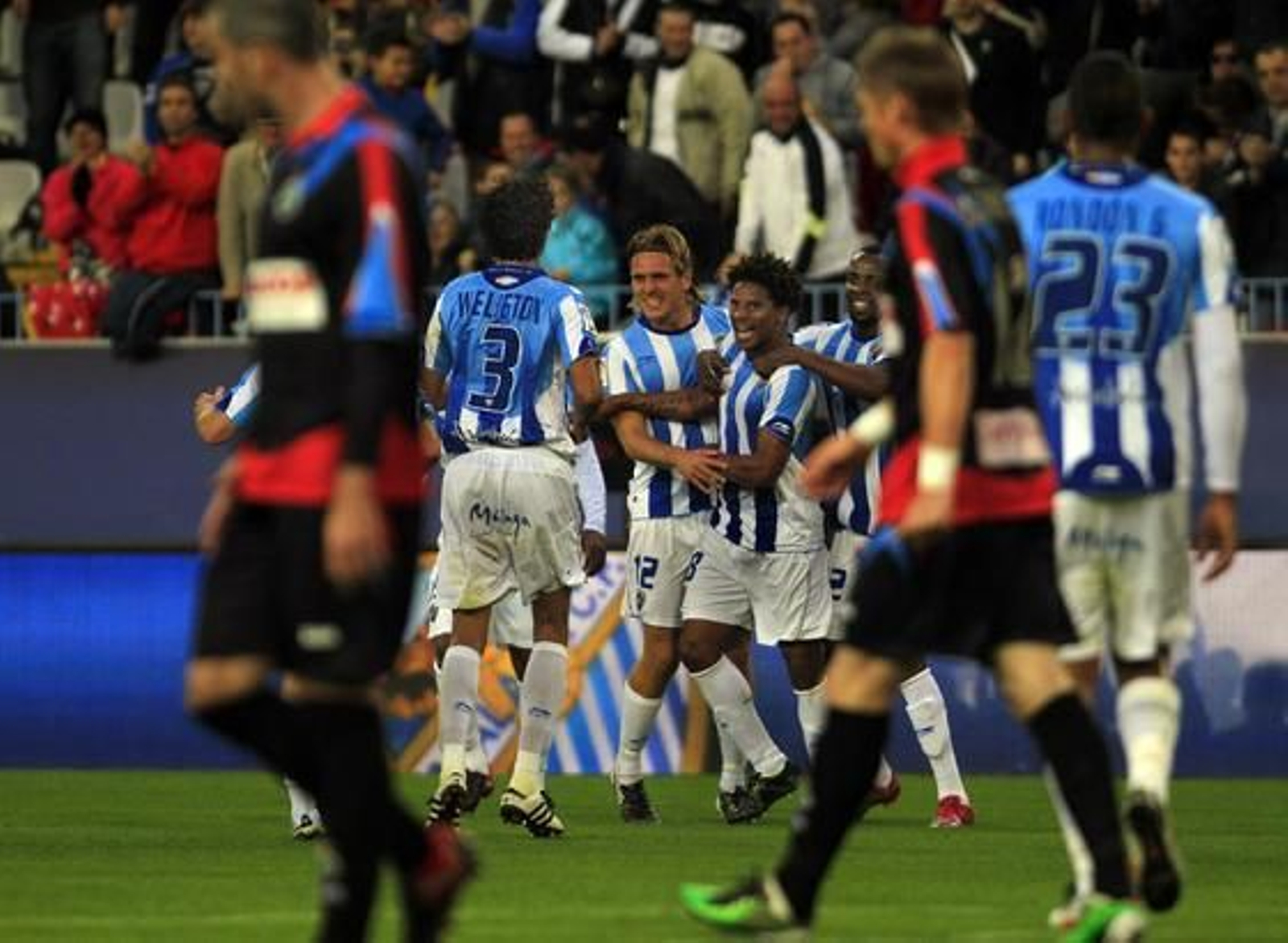 El Málaga recobra el pulso después de golear en casa 4-1 al Racing de Santander. / Sergio Camacho