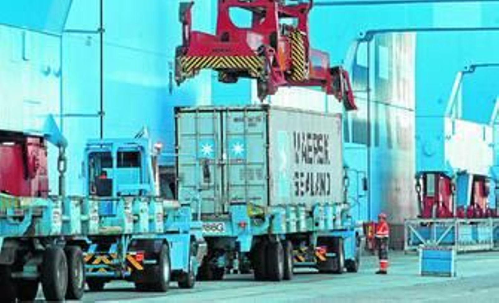 Estibadores manipulan contenedores en APM Terminals Algeciras.