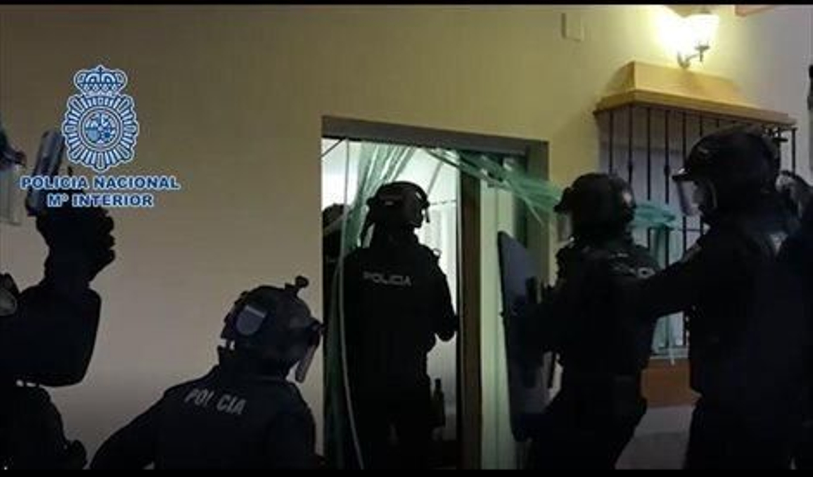 Agentes en uno de los registros de la operación.