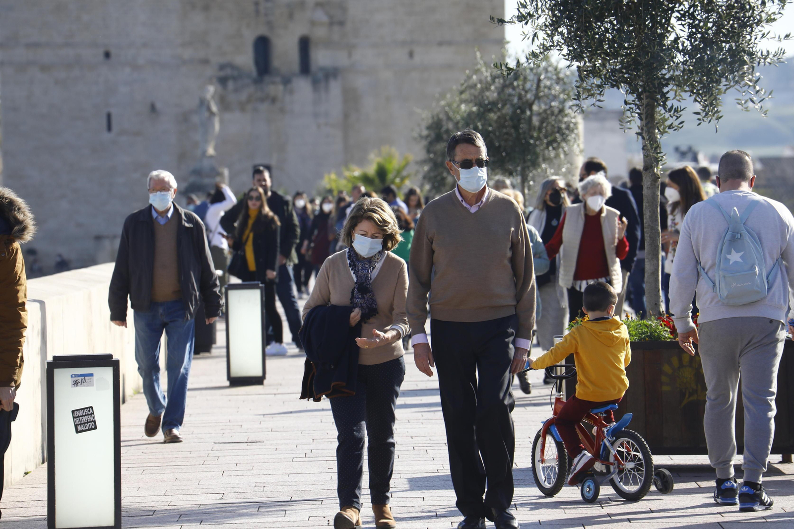 Viandantes pasean por el Puente Romano de Córdoba.