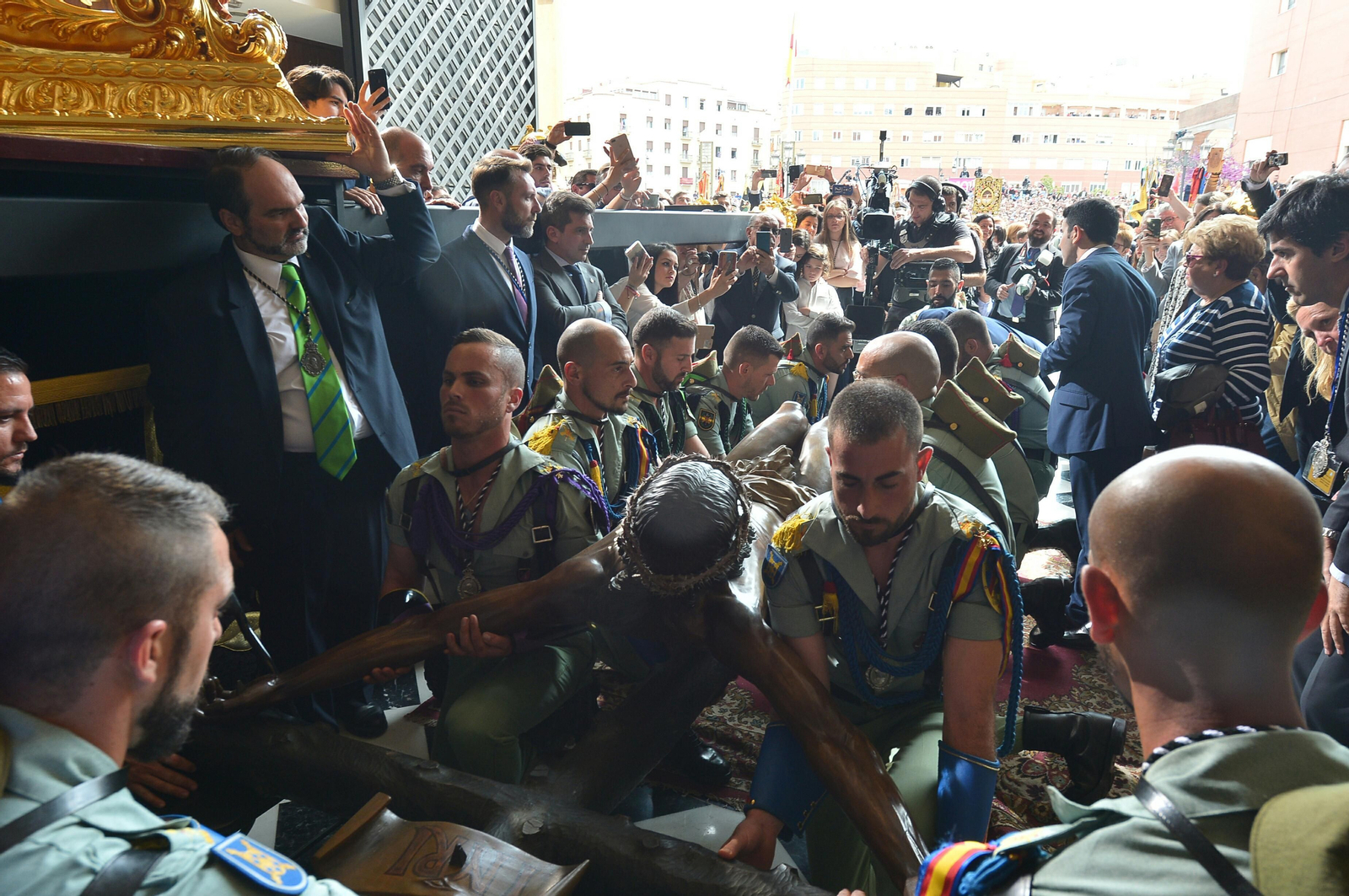 El desembarco de la Legión y el traslado del Cristo de Mena