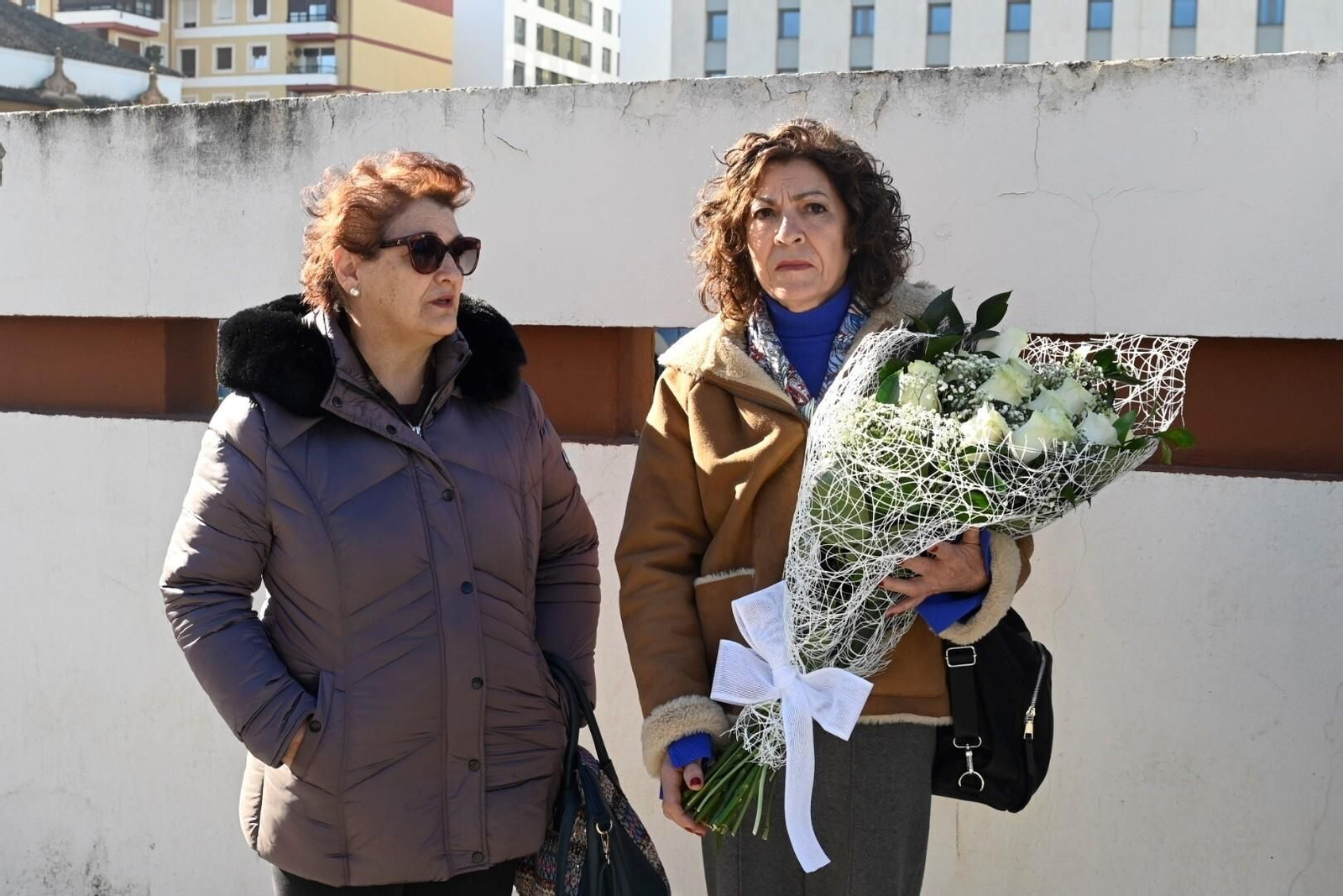 Las imágenes de la ofrenda floral a María de los Ángeles García y María Soledad Muñoz, policías locales asesinadas en acto de servicio en 1996.