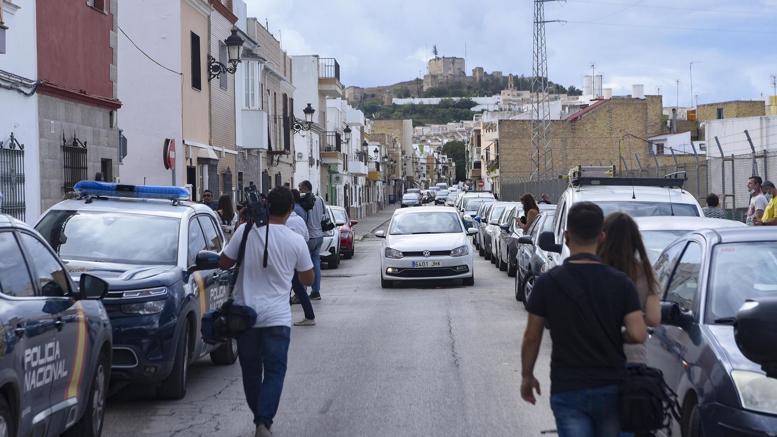 Periodistas desplazados al barrio de Morón de la Frontera en el que vivía Antonio David Barroso.