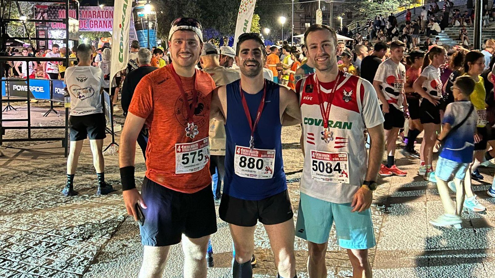 Fernando Herrero, un señor mayor, y Jorge Ruiz Olmo con las medallas de 'finishers'