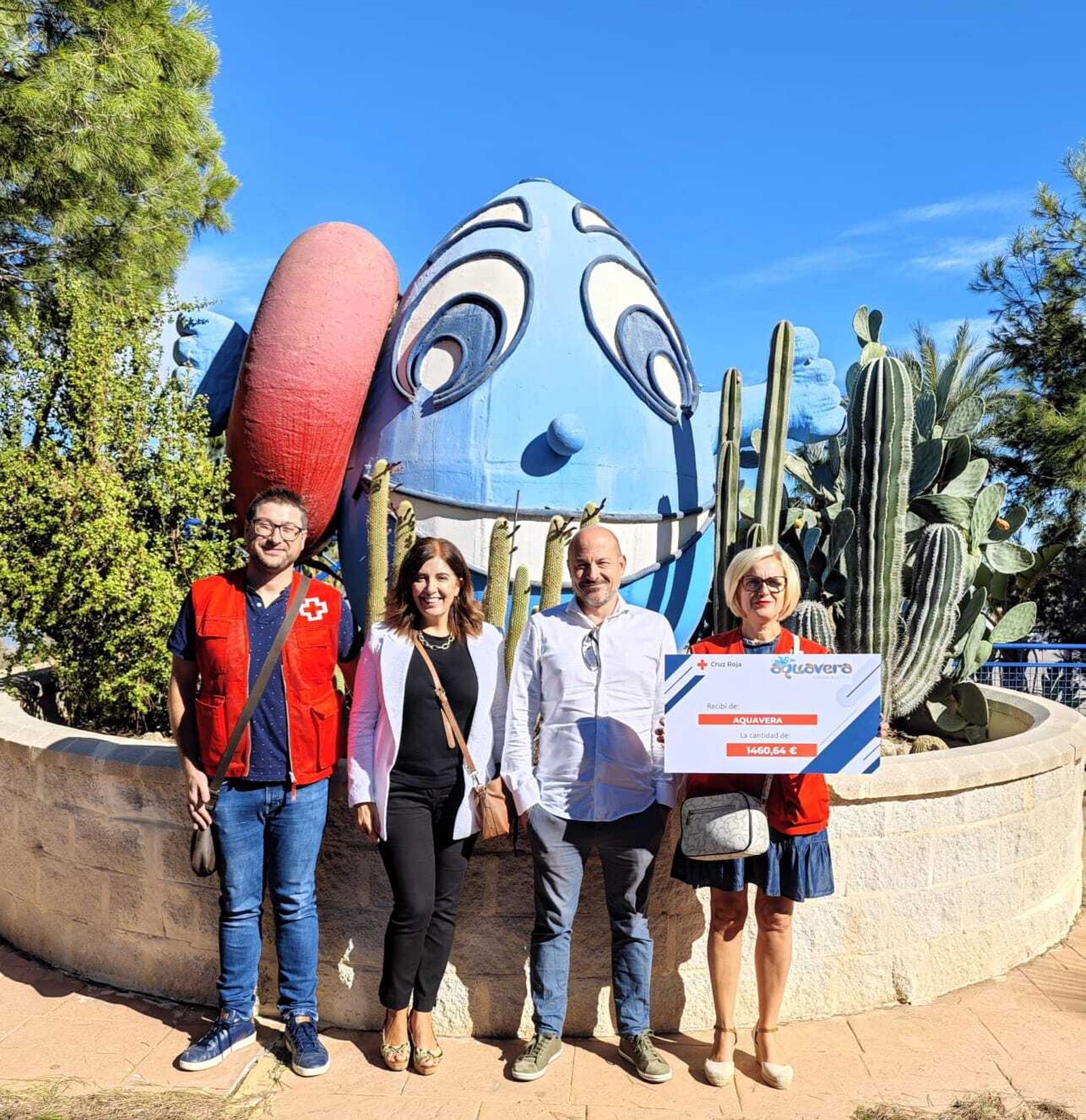 Foto de familia en la entrega de la ayuda solidaria.