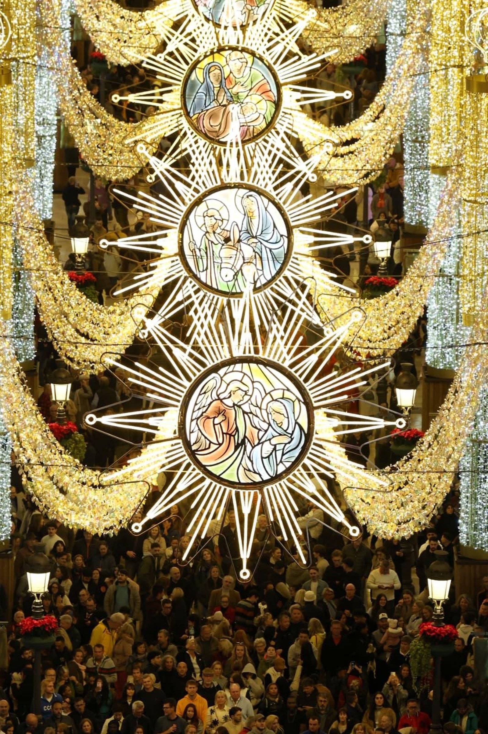 Las nuevas luces de Navidad de la calle Larios de Málaga, en fotos