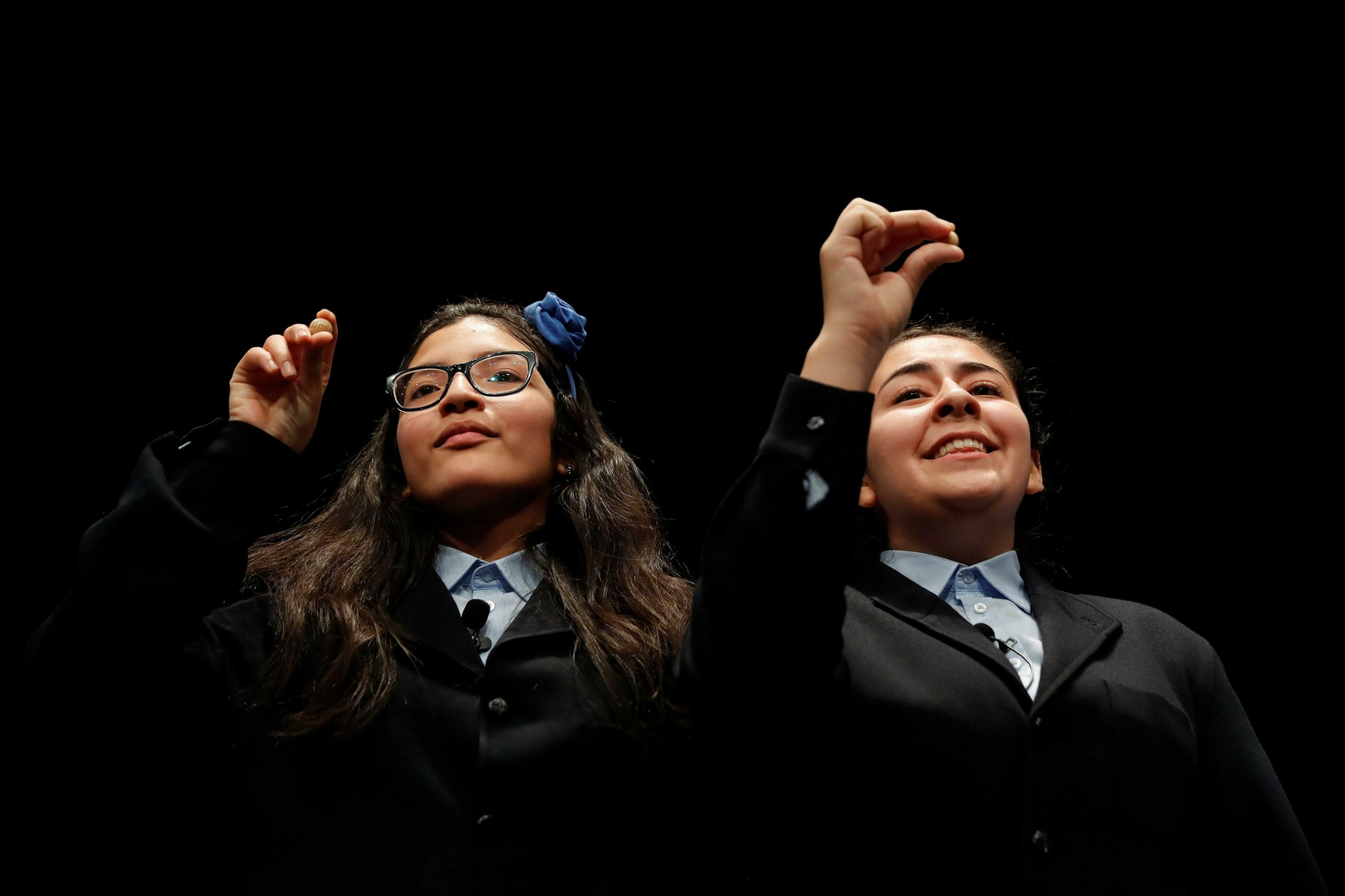 Los niños enseñan el 00750, tercer premio de la Lotería de Navidad 2019