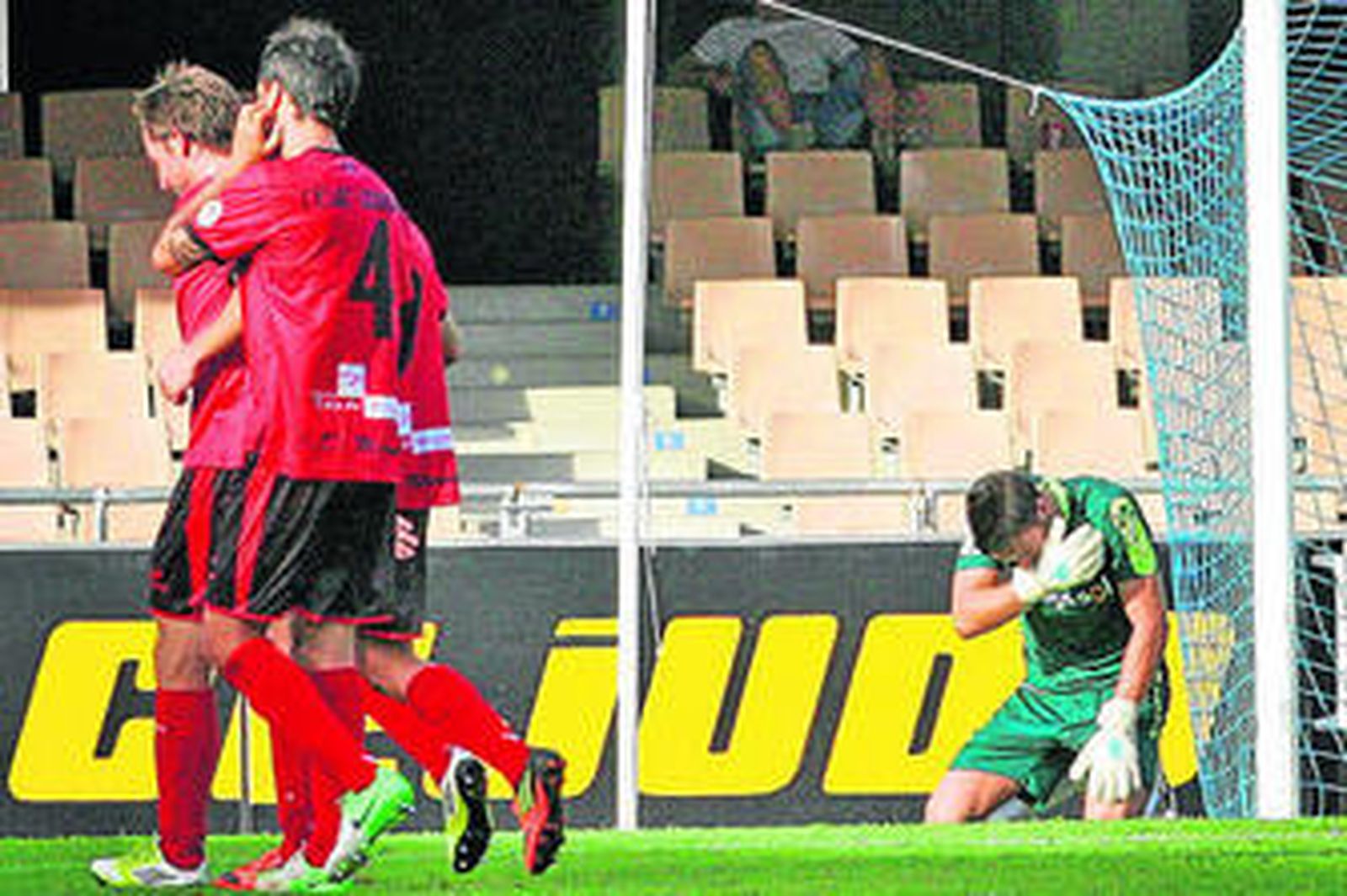 El portero xerecista Toni, desolado, se cubre el rostro mientras los jugadores del Mirandés celebran el 0-3.