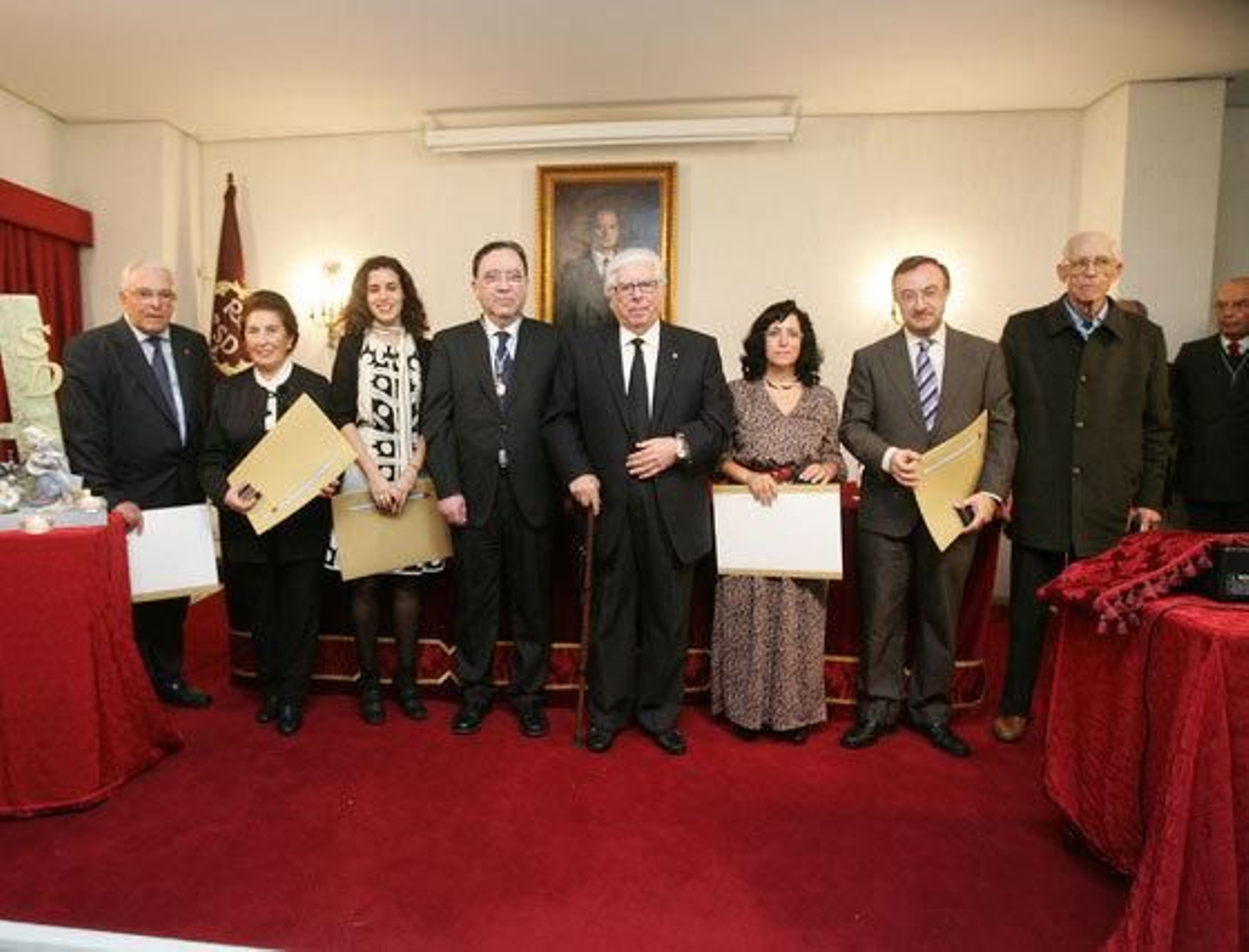 La Academia San Dionisio entrega sus distinciones 'Amigos de la Academia' a l teniente hermano mayor de La Defensión, Francisco Cómez Mori;  el profesor jubilado Antonio Sanz Zamorano, a los que se unen, “por su especial colaboración con la Corporación”, las periodistas de Diario de Jerez Pilar Nieto Reguera y Arantxa Cala Hurtado, el jefe de Protocolo de Cajasol, José Soto Ríos, y el coro de capilla ‘San Pedro Nolasco’. Los reconocimientos fueron entregados por el presidente de la Academia, Joaquín Ortiz Tardío por su apoyo a la Real Corporación  Foto: Pascual