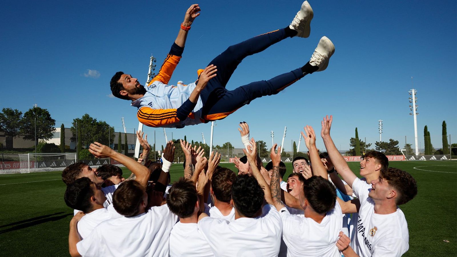 Arbeloa, manteado por sus jugadores del juvenil del Real Madrid.