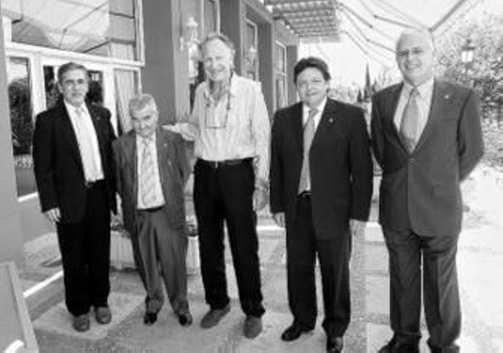 El doctor Andrei Calin (en el centro) con miembros de Aceade. El doctor Andrei Calin (en el centro) con miembros de Aceade.