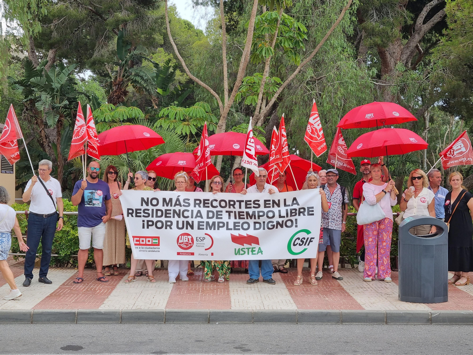 Manifestación por el personal de la Residencia de Tiempo Libre de Aguadulce