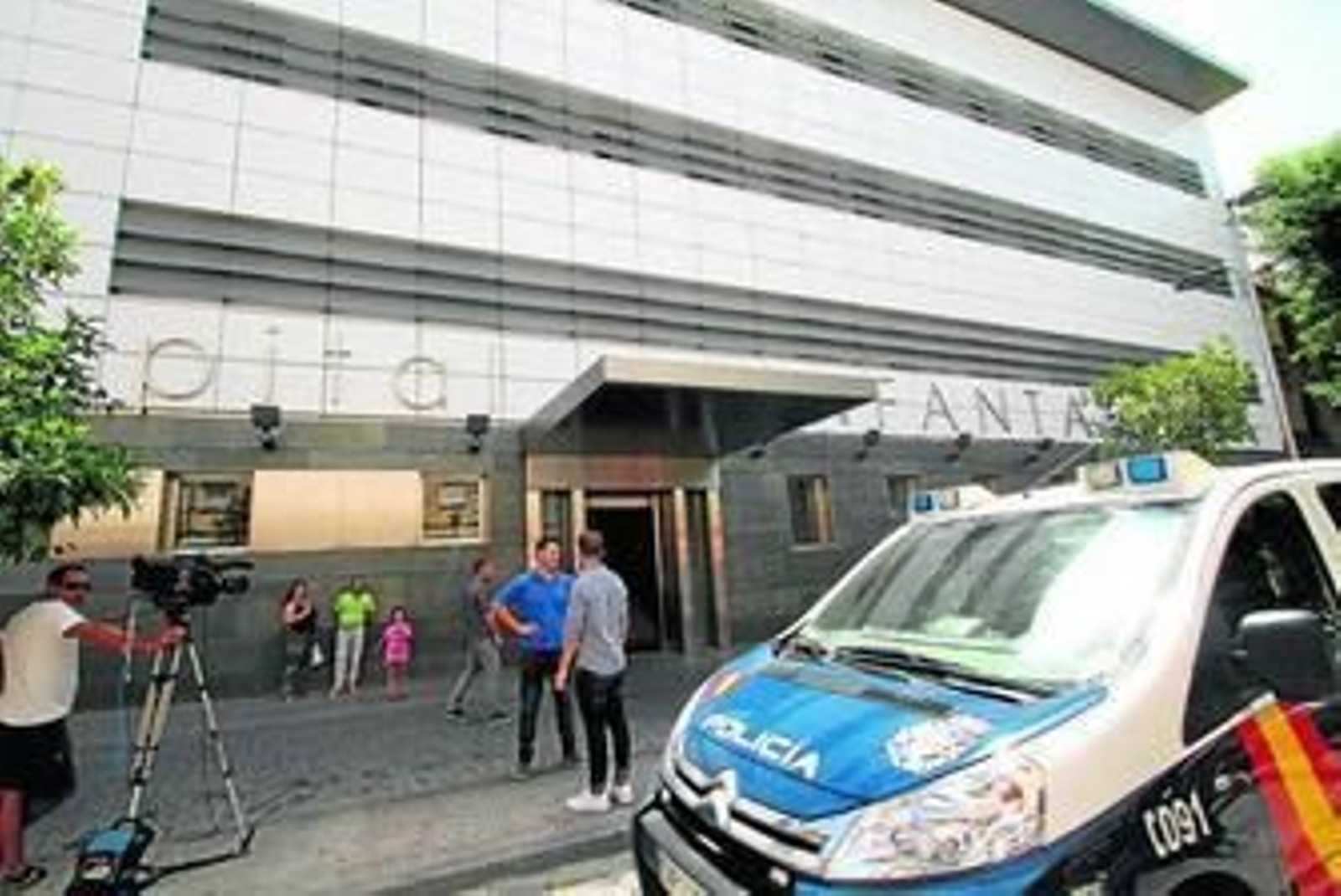 Un furgón policial custodiaba el Hospital Infanta Luisa, a cuya entrada hacían guardia los periodistas.